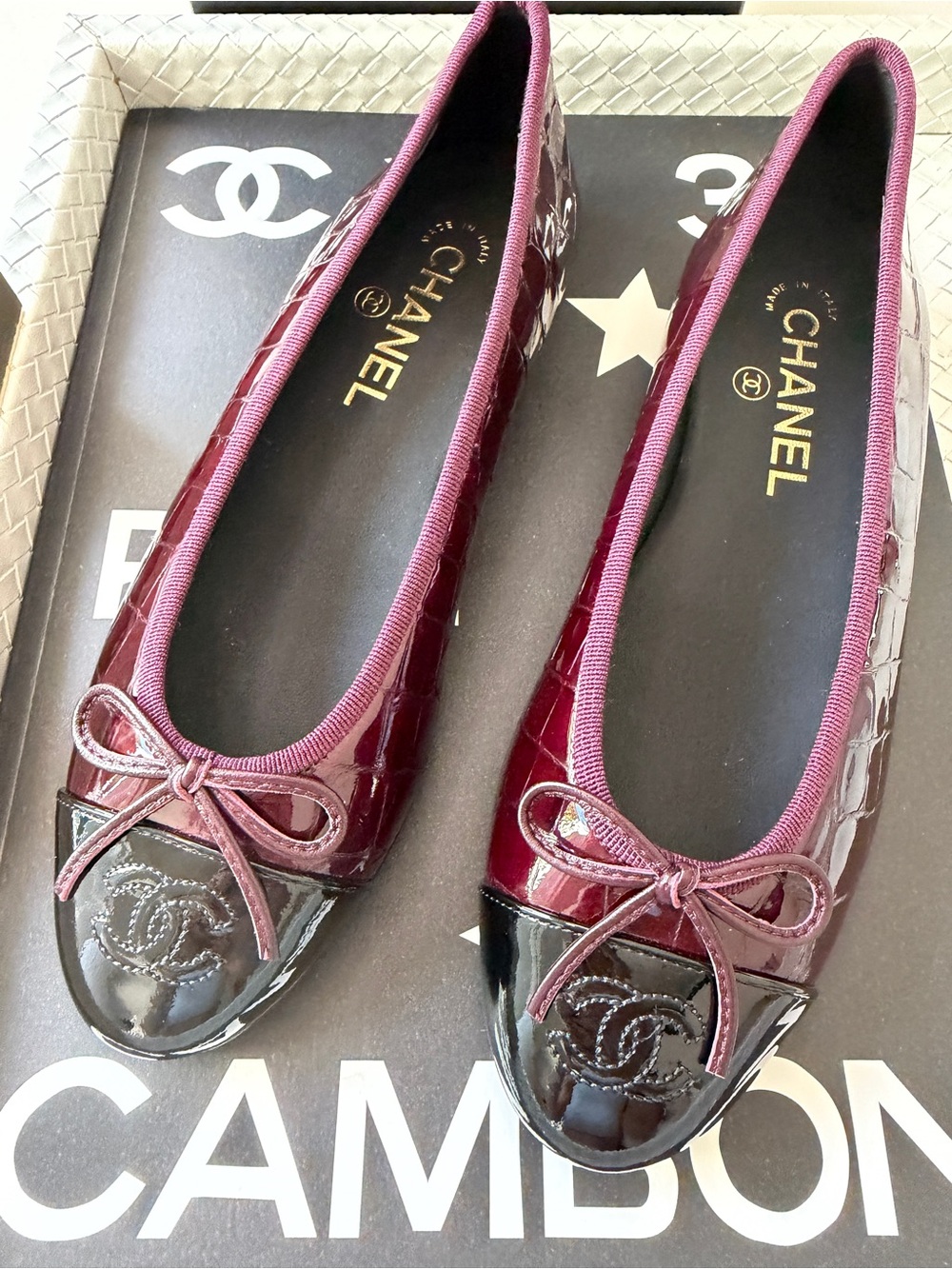 Chanel 26A Burgundy Croc Embossed Patent Metiers Black Cap Toe Ballet Flats 41 - Picture 11 of 17